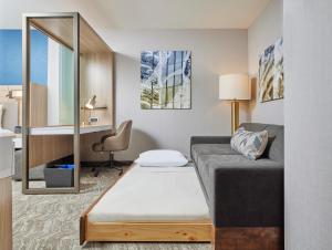 Giường trong phòng chung tại SpringHill Suites by Marriott Chicago Chinatown