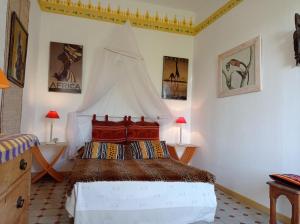 A bed or beds in a room at La Bastide de Boisset