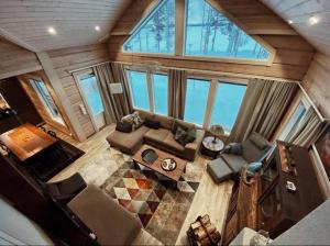una vista aérea de una sala de estar con una gran ventana en Your Peace Of Lapland, en Rovaniemi