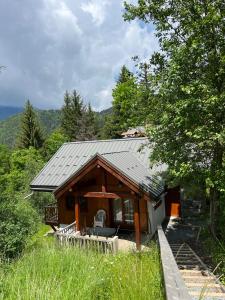 eine Hütte mit einem Metalldach im Wald in der Unterkunft Chalet with mountainview in 