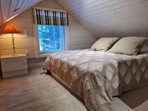 Un dormitorio con una cama grande y una ventana en Your Peace Of Lapland, en Rovaniemi 82 fotos más