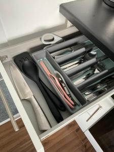 uma gaveta com tesouras e outros utensílios de cozinha em Self contained guest Flat em Wick