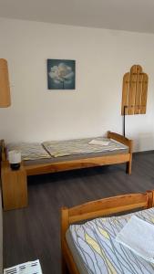 Postel nebo postele na pokoji v ubytování Horské Apartmány Smrčina