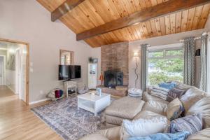 Televisyen dan/atau pusat hiburan di The Seaside Retreat - Meredith Lodging
