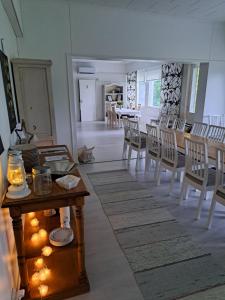 Restauracja lub miejsce do jedzenia w obiekcie Villa Saimaan Sydän