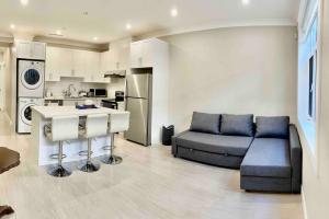 A kitchen or kitchenette at 温西民宿 Vancouver West Quiet Home
