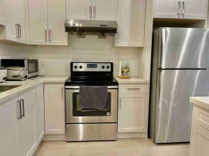 A kitchen or kitchenette at 温西民宿 Vancouver West Quiet Home