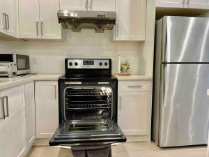 A kitchen or kitchenette at 温西民宿 Vancouver West Quiet Home