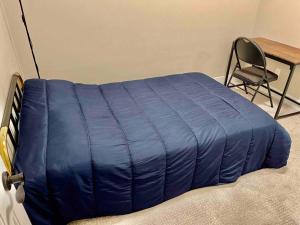 A bed or beds in a room at 温西民宿 Vancouver West Quiet Home