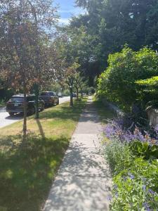 A garden outside 温西民宿 Vancouver West Quiet Home