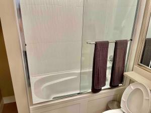 A bathroom at 温西民宿 Vancouver West Quiet Home