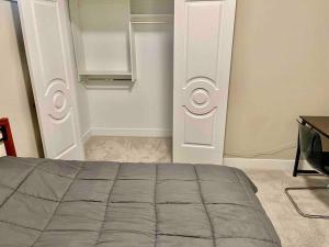 A bed or beds in a room at 温西民宿 Vancouver West Quiet Home