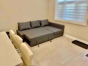 A seating area at 温西民宿 Vancouver West Quiet Home
