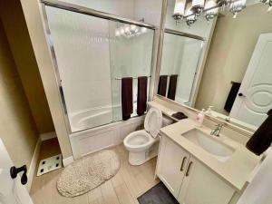 A bathroom at 温西民宿 Vancouver West Quiet Home
