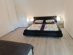 een slaapkamer met 2 bedden en 2 nachtkastjes bij Apartments Abc Ljubljana in Ljubljana