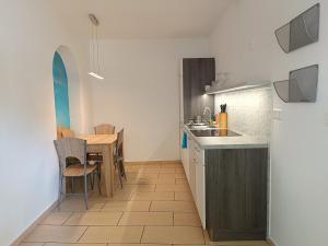 Una cocina con una mesa y un comedor. en Apartments Abc Ljubljana, en Liubliana