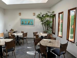 Reštaurácia alebo iné gastronomické zariadenie v ubytovaní Pousada Canto dos Golfinhos