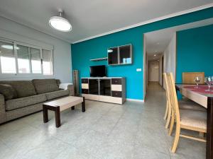 ein Wohnzimmer mit einem Sofa und einem Esszimmer in der Unterkunft ACV - Torremar-2ª linea planta 7 Frontal in Oropesa del Mar
