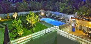 una vista aérea de un patio trasero con piscina en Dermitzogianni Villa, en Kissamos