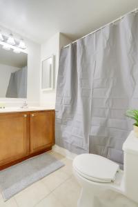 łazienka z toaletą i zasłoną prysznicową w obiekcie Awesome 1 BR Apt + Den At Crystal City With Gym w mieście Arlington