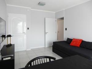 a living room with a black couch and a table at Edificio Parana in Santa Rosa