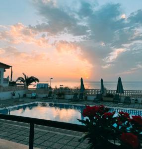 a swimming pool with the ocean in the background at Apartamentos El Calón Playa in Cuevas del Almanzora