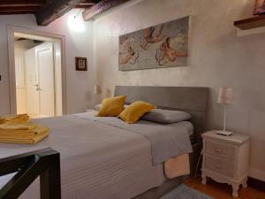 - une chambre avec un grand lit et des oreillers jaunes dans l'établissement Elena Casa Turistica, à Padoue