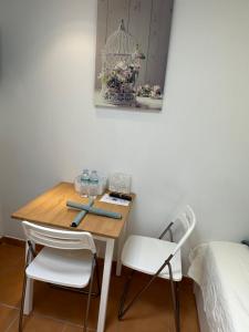 - une chambre avec une table, deux chaises et un lit dans l'établissement Apartamento Emma, à Puerto del Carmen