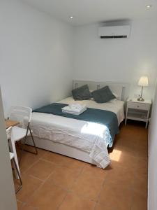 - une chambre avec un lit, deux tables et une lampe dans l'établissement Apartamento Emma, à Puerto del Carmen