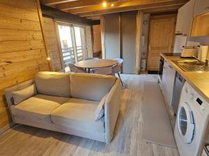 uma sala de estar com um sofá e uma mesa em Cozy, quiet apartment in town center - near Geneva, Annecy, Chamonix, Lac Léman em Bons