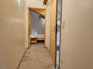 um corredor que leva a um quarto com uma cama em Cozy, quiet apartment in town center - near Geneva, Annecy, Chamonix, Lac Léman em Bons