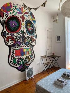 リスボンにあるSaudade Guest Houseの寝室の壁に大きな頭蓋骨壁画