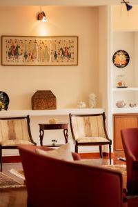 - un salon avec deux chaises et une table dans l'établissement Zeusplace PoolVilla Natura, à Kateríni