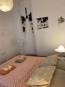 Un dormitorio con una cama con zapatos. en Saudade Guest House, en Lisboa