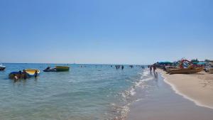 een groep mensen in het water op een strand bij Lovely House risveglio fronte mare in Marina di Pescoluse