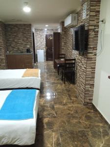 um quarto de hotel com duas camas e uma televisão em Al Ghadeer Hotel الغدير للشقق الفندقيه em Amã mais 73 fotografias