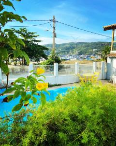 una vista dal tetto di una casa con una piscina blu di Pousada Casa da Praia ad Arraial do Cabo