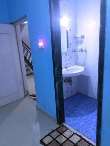 uma casa de banho com um lavatório e um espelho em Beach ColvaPearl Luxury 3 BHK Villa em Colvá