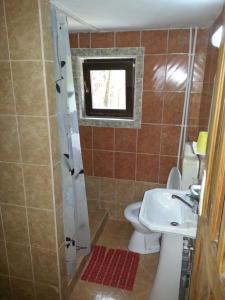 オクナ・シュガタグにあるDeliaのバスルーム(トイレ、洗面台付)