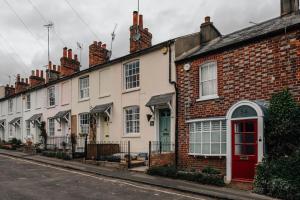 uma fila de casas de tijolos numa rua em The Limes-3 bed, central Henley em Henley on Thames