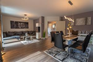 a living room with a table and a dining room at Leeloo s Sunlight in Hodenhagen