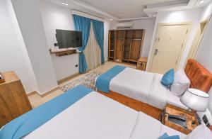 Postel nebo postele na pokoji v ubytování Pyramids Gem Plaza Hotel