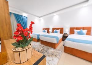 Postel nebo postele na pokoji v ubytování Pyramids Gem Plaza Hotel