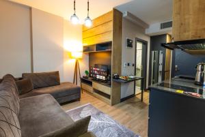 een woonkamer met een bank en een tafel bij North Star Suite Hotel in Trabzon