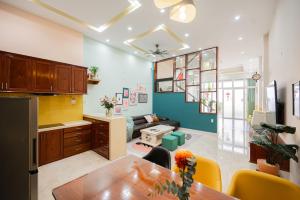 a kitchen and living room with a table and a couch at Fika Homestay Nguyên Căn 600m2 - Trung Tâm Quy Nhơn, Cách Biển 50m in Quy Nhon