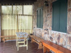 una mesa y una silla en una pared de piedra en La casa di Simona, en Telti