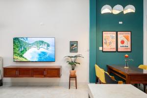 TV a/nebo společenská místnost v ubytování Fika Homestay Nguyên Căn 600m2 - Trung Tâm Quy Nhơn, Cách Biển 50m + 21 fotografií