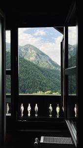 een raam met uitzicht op een berg bij Casa de vacanta Aida in Zărneşti
