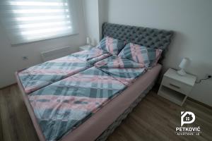 Postel nebo postele na pokoji v ubytování Petković apartmani 48