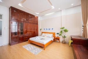 1 dormitorio con cama, escritorio y piano en Fika Homestay Nguyên Căn 600m2 - Trung Tâm Quy Nhơn, Cách Biển 50m en Quy Nhon